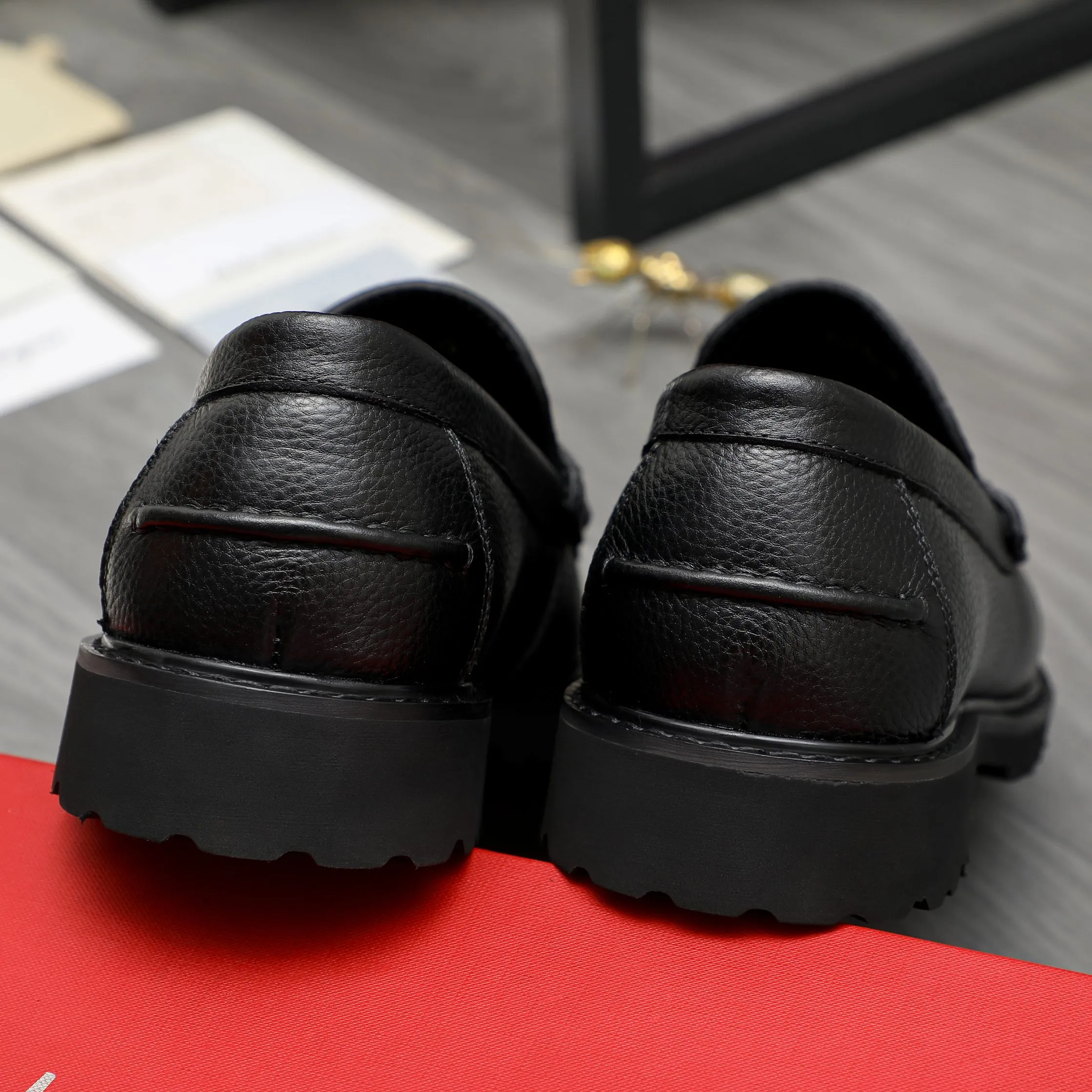 Men's shoes 💰442 Product trademark: Ferragamo "Ferragamo" business formal leather shoes Regular size: 38-46 (45.46 is custom-made and non-returnable) Product materials: Selected small pebbled cowhide upper, cowhide lining, non-slip rubber outsole